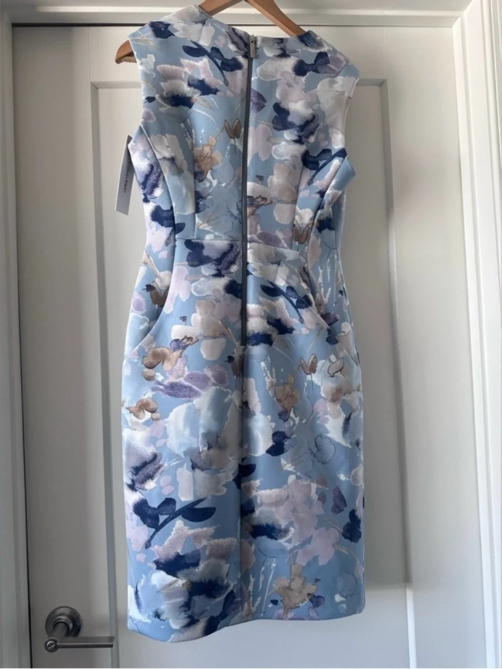 💙 NWT! Blue & White CALVIN KLEIN Floral V-Neck Sleeveless Sheath Dress - Size 10 - Picture 4 of 11
